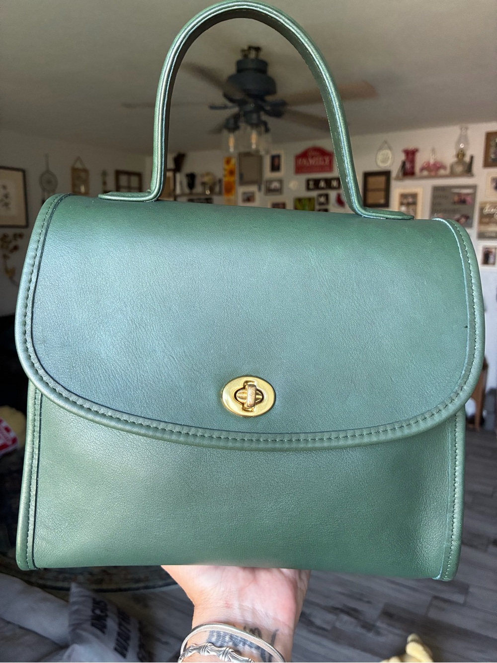 Vintage Coach Manor - Picture 3 of 13